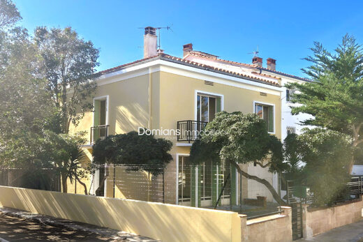 A VENDRE -PERPIGNAN – MAISON DE VILLE AVEC GARAGE ET JARDIN